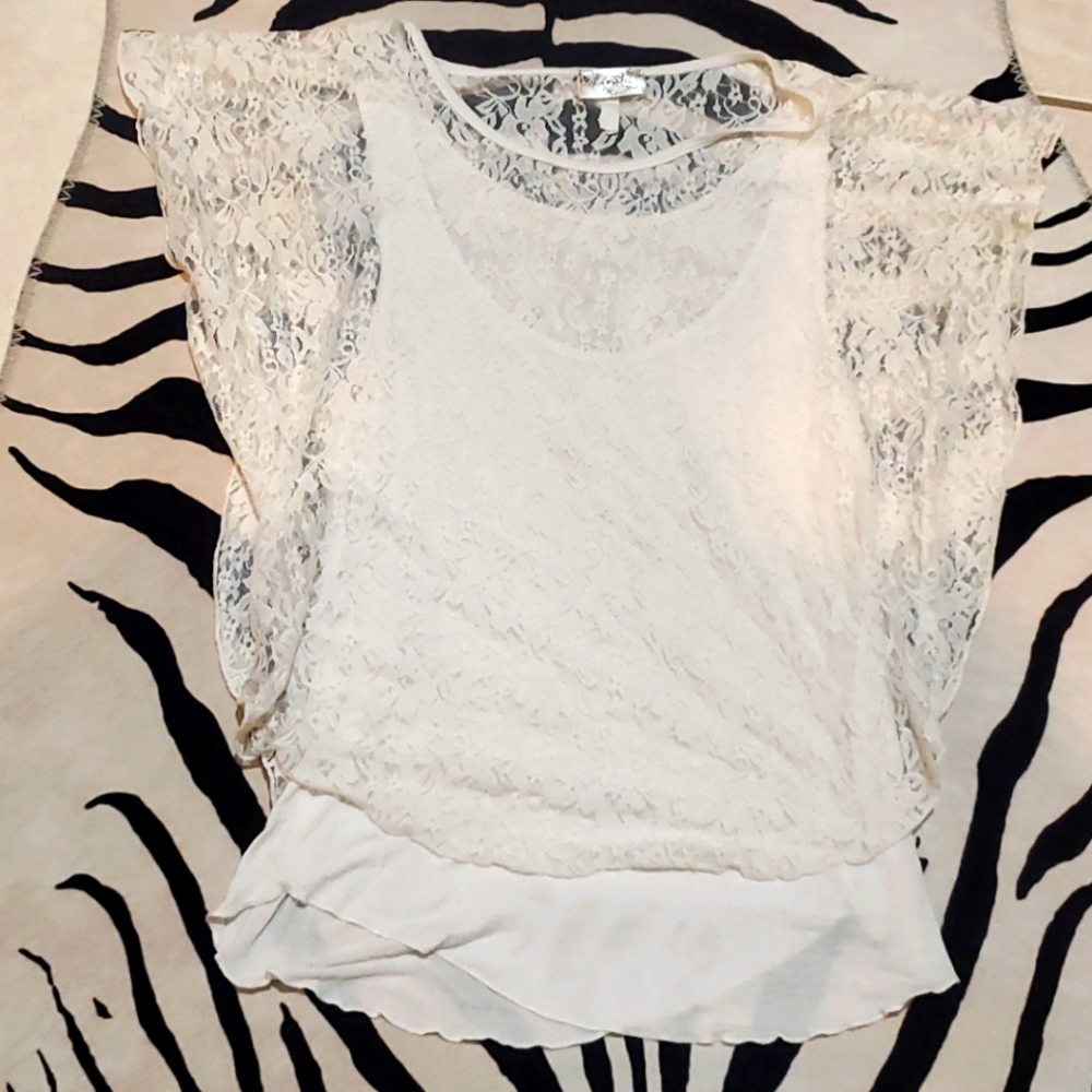 $5 🐦 (MUST BUNDLE 2+) White lacy top LAVISH